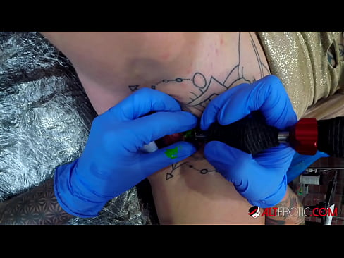 ❤️ Sully Savage, hottie estremamente tatuata, hà fattu un tatuatu nantu à u clitoris ☑ Bella porno à noi ☑